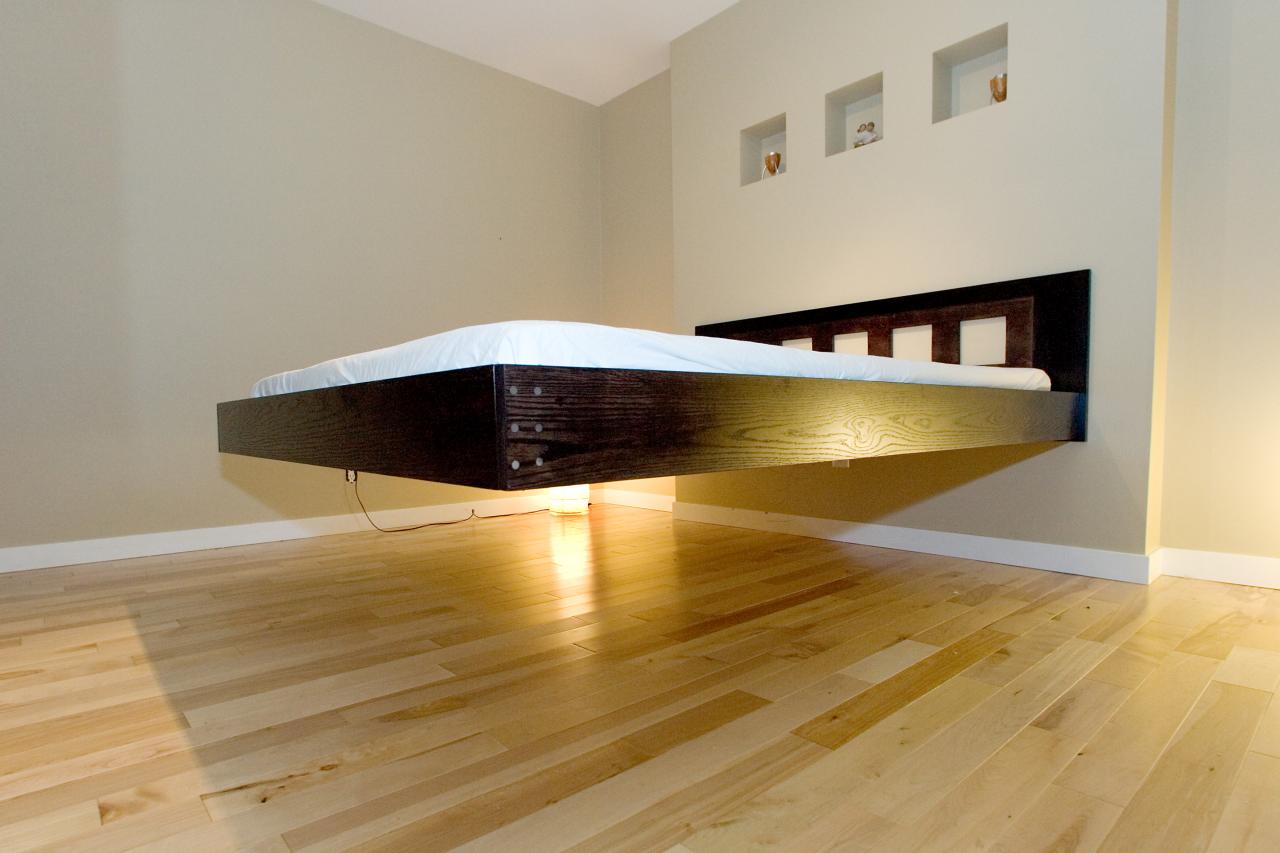 деревянная кровать