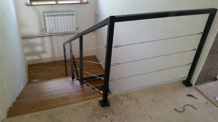Лестница в стиле лофт должна быть максимально простой и надежной, ее форма – простой, желательно прямой