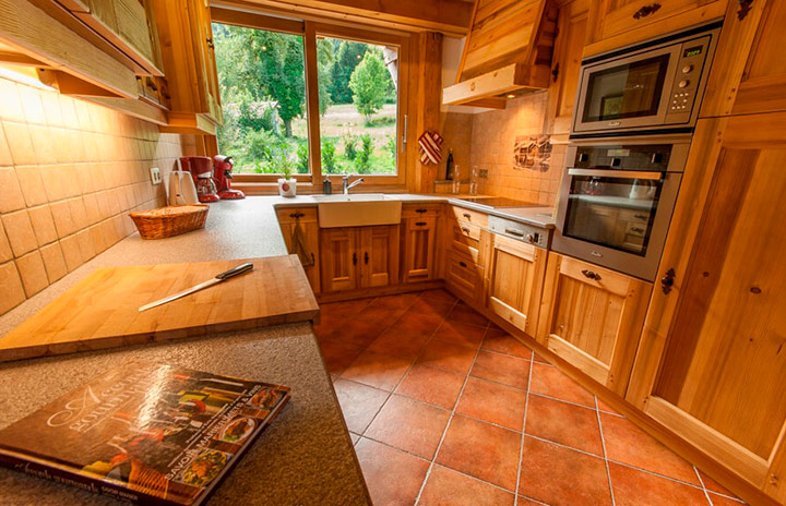 деревянная мебель на кухне