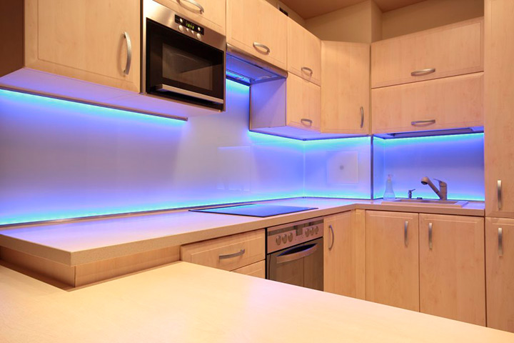 Светодиодная лента для кухни 35 фото самоклеящаяся диодная лента 220 В Какую LED-подсветку кухонного гарнитура лучше выбрать